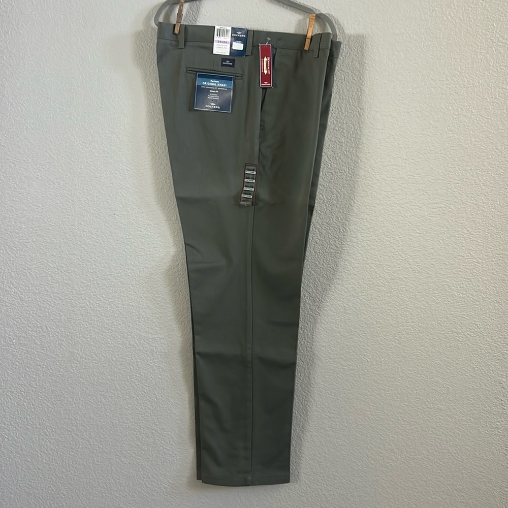Men’s Dockers Flat Front Original Khaki Classic Fit Olive 38x34 NWT